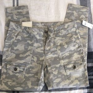 Gap khaki pants in camouflage